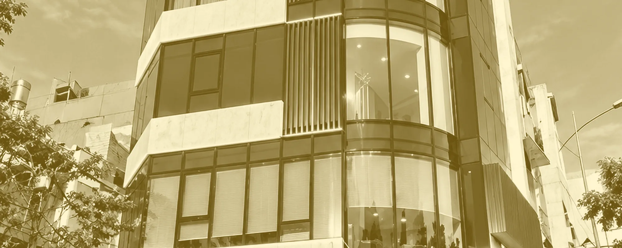 Mặt kính cong của tòa nhà trụ sở ANRICO HOLDINGS nhìn từ dưới lên