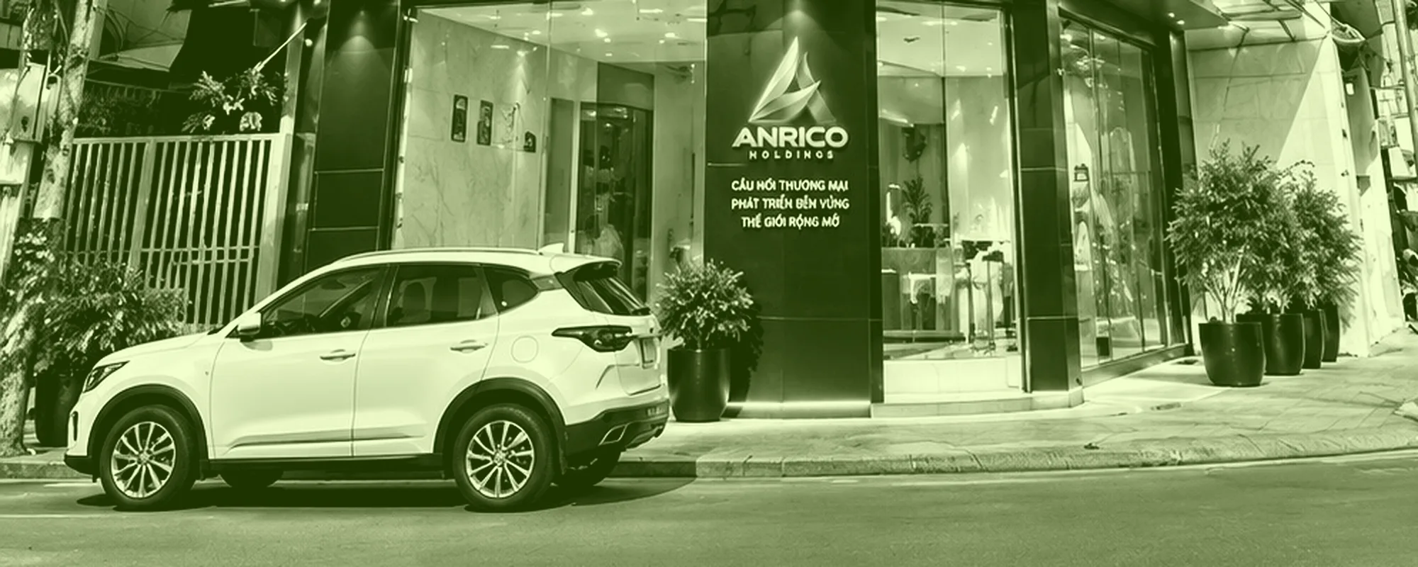 Mặt tiền tầng trệt tòa nhà trụ sở ANRICO HOLDINGS với biển hiệu trên cửa chính